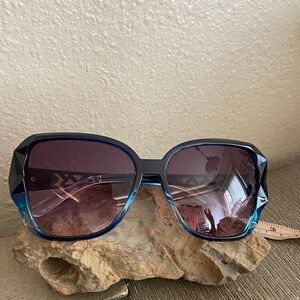 5/$10❤️❤️❤️NEW Gradient Blue and Silver Sunglasses